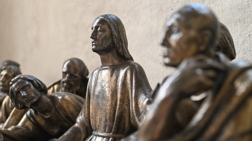 Middagsbønn ved sølvalteret