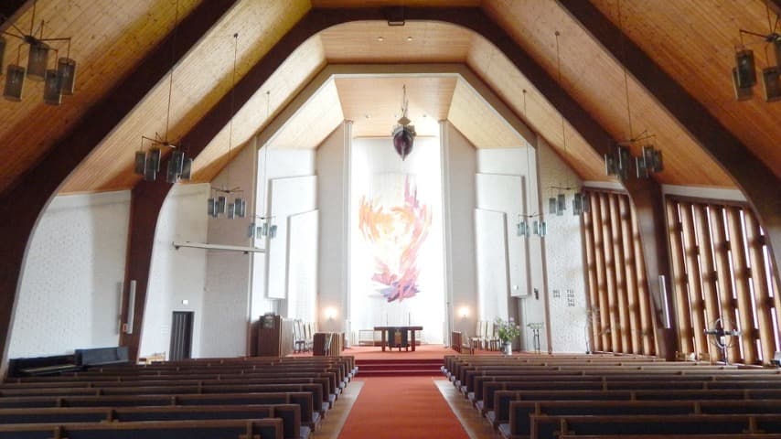 Åpen kirke med bønn om fred